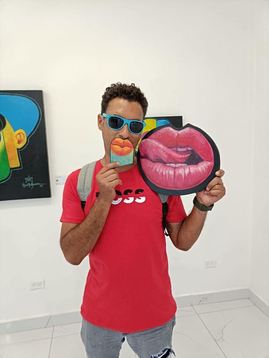 A visitor in sunglasses holding two Puzzle pieces